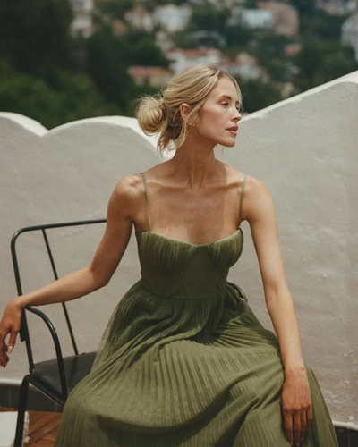 Olivia - Moderne Eleganz mit freiem Rücken