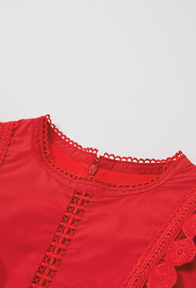 ÄRMELLOSES MIDIKLEID MIT HÄKELBESATZ IN ROT