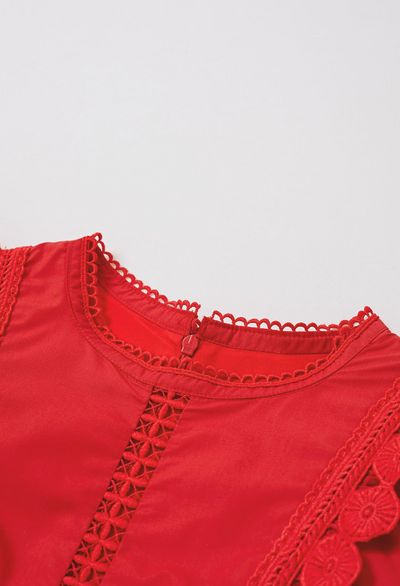 ÄRMELLOSES MIDIKLEID MIT HÄKELBESATZ IN ROT