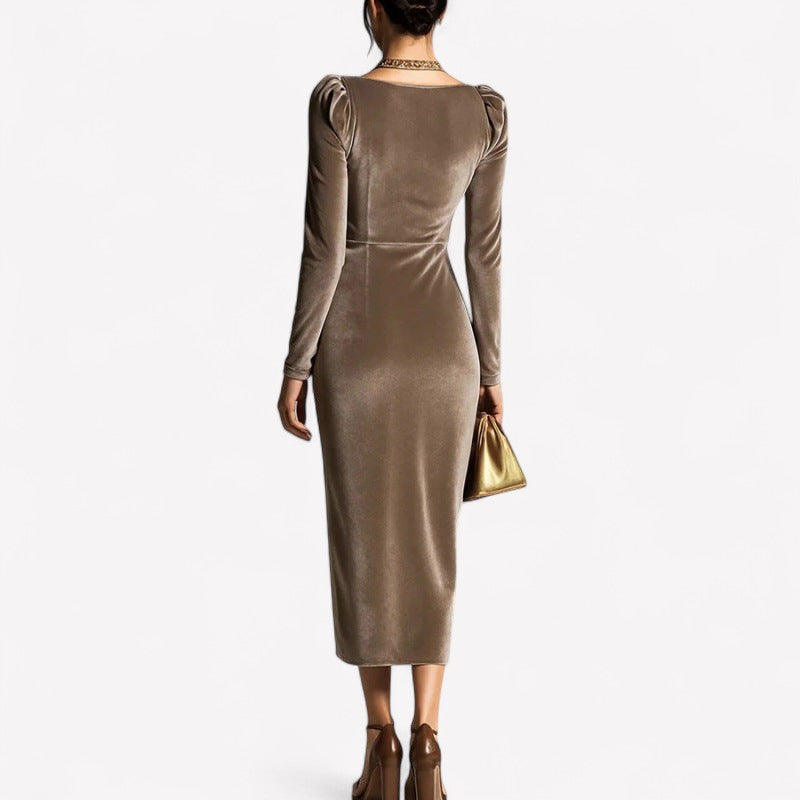 Elin - Figurschmeichelndes, plissiertes Samtkleid