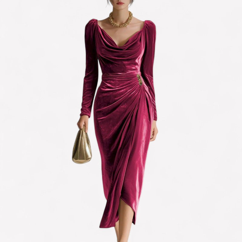 Elin - Figurschmeichelndes, plissiertes Samtkleid