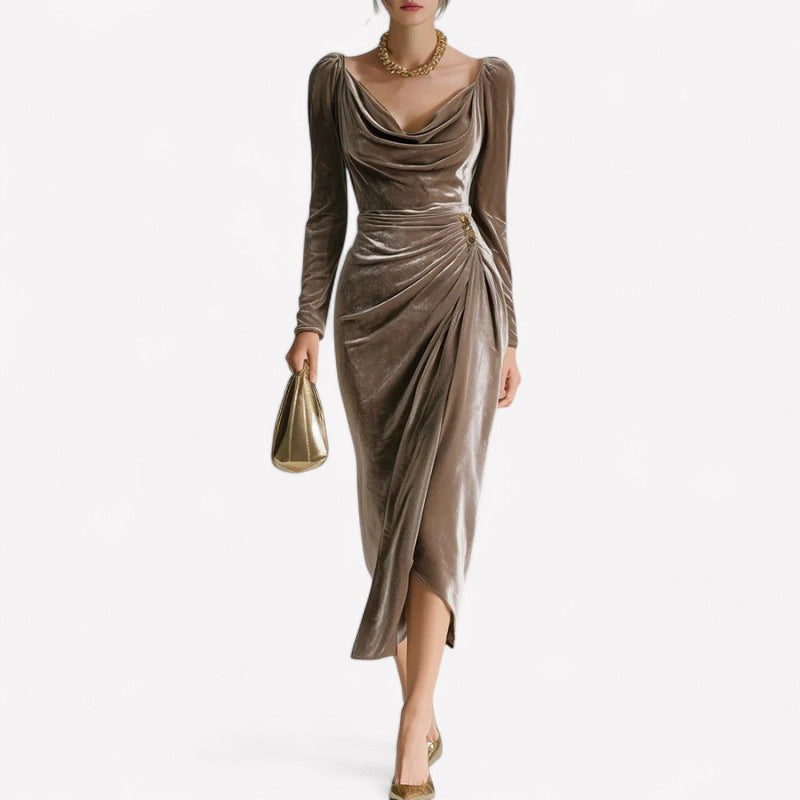 Elin - Figurschmeichelndes, plissiertes Samtkleid