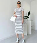 SABINA - Gestreiftes gekämmtes Kleid mit kurzen Ärmeln