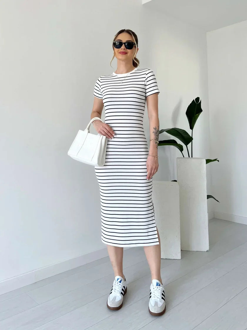 SABINA - Gestreiftes gekämmtes Kleid mit kurzen Ärmeln