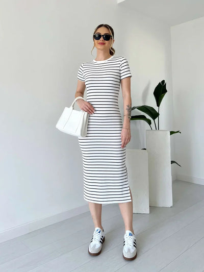 SABINA - Gestreiftes gekämmtes Kleid mit kurzen Ärmeln