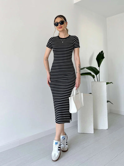 SABINA - Gestreiftes gekämmtes Kleid mit kurzen Ärmeln