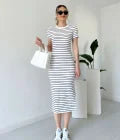 SABINA - Gestreiftes gekämmtes Kleid mit kurzen Ärmeln