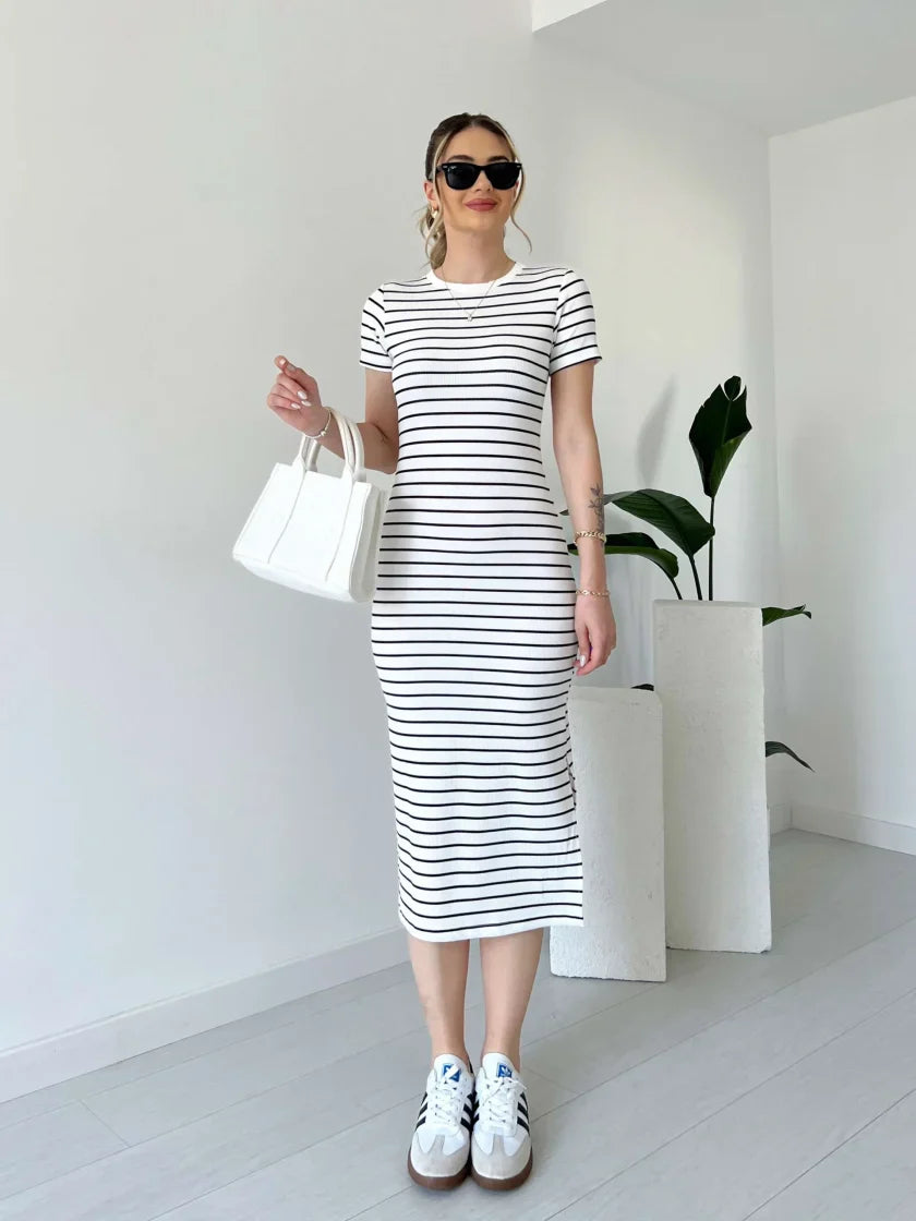 SABINA - Gestreiftes gekämmtes Kleid mit kurzen Ärmeln