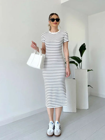 SABINA - Gestreiftes gekämmtes Kleid mit kurzen Ärmeln