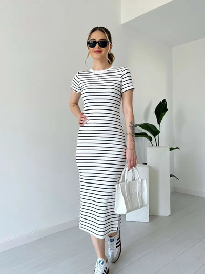 SABINA - Gestreiftes gekämmtes Kleid mit kurzen Ärmeln