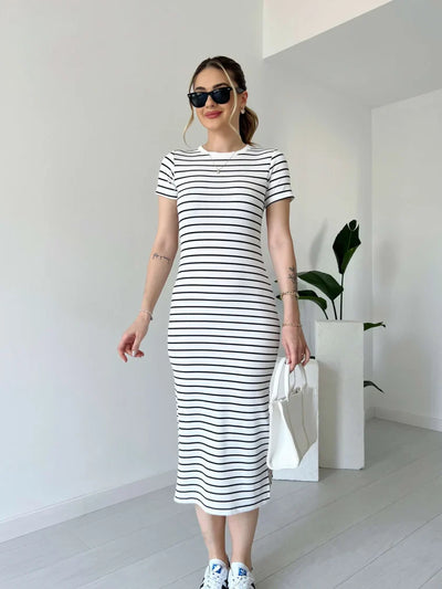 SABINA - Gestreiftes gekämmtes Kleid mit kurzen Ärmeln