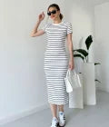 SABINA - Gestreiftes gekämmtes Kleid mit kurzen Ärmeln