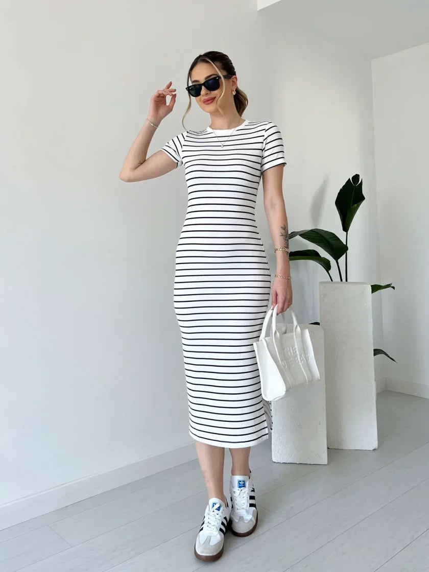 SABINA - Gestreiftes gekämmtes Kleid mit kurzen Ärmeln