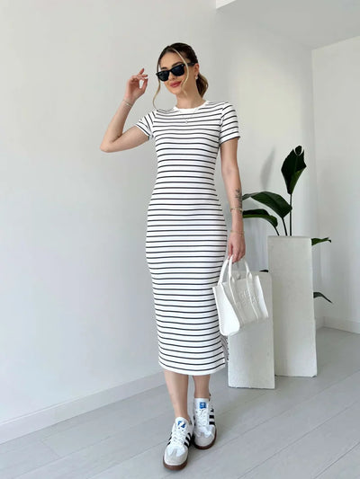 SABINA - Gestreiftes gekämmtes Kleid mit kurzen Ärmeln