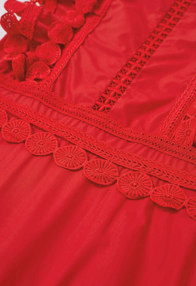 ÄRMELLOSES MIDIKLEID MIT HÄKELBESATZ IN ROT