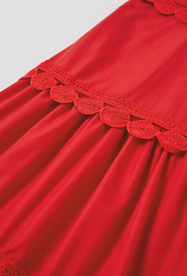 ÄRMELLOSES MIDIKLEID MIT HÄKELBESATZ IN ROT